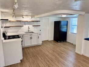 Building Photo - "Charming 2-Bed Apartment with ALL UTILITI...