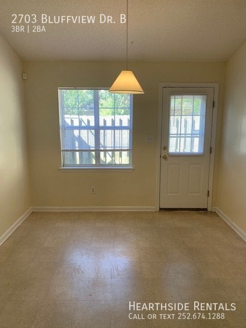 Building Photo - 2703 Bluff View Dr