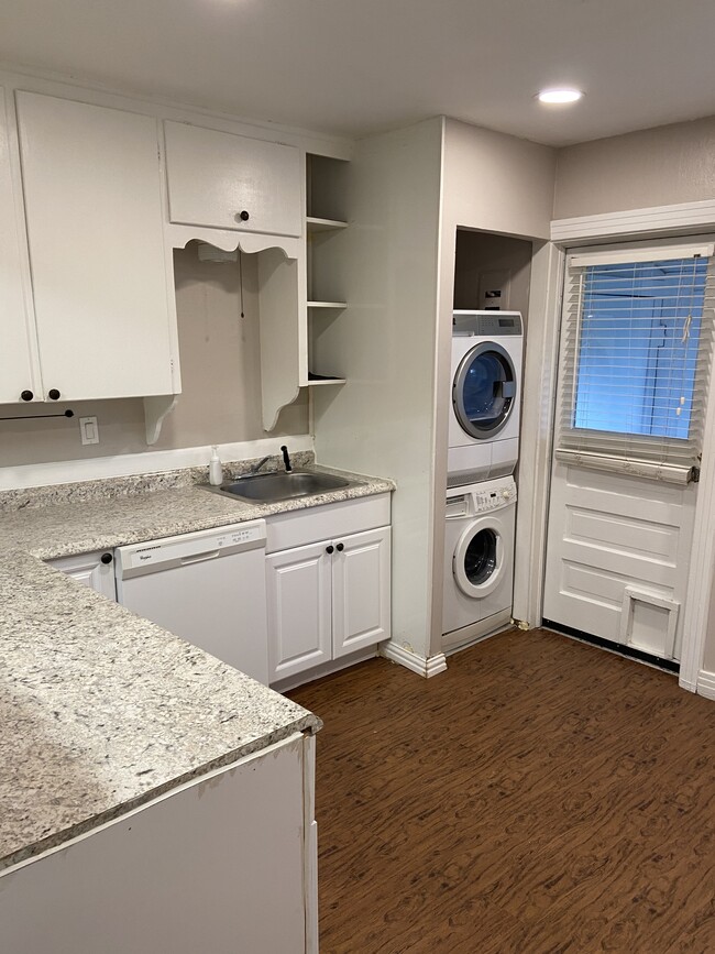 Building Photo - Yellow Curzon