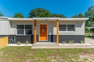 Building Photo - Updated Duplex with Large Yard!