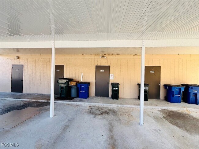 Building Photo - 9303 Lenox Gardens Ln