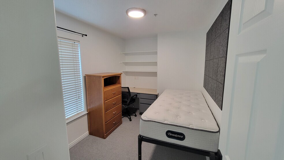 Building Photo - 591 N University Ave