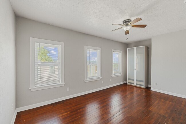 Building Photo - 3208 Dobson St
