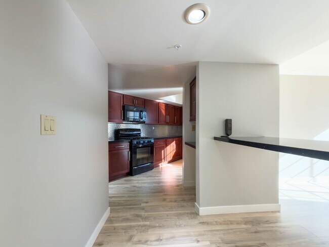 Building Photo - Spacious 3BR Condo in Downtown Glendale!