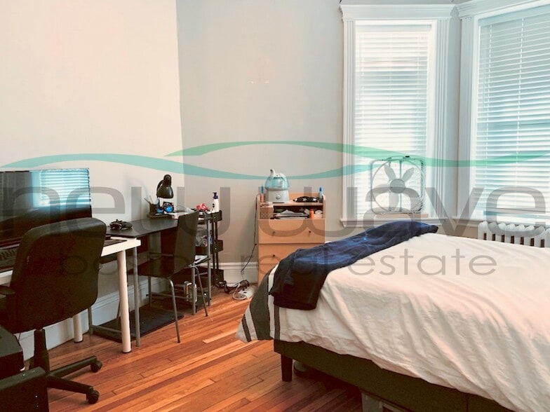 Primary Photo - 50 Charlesgate E
