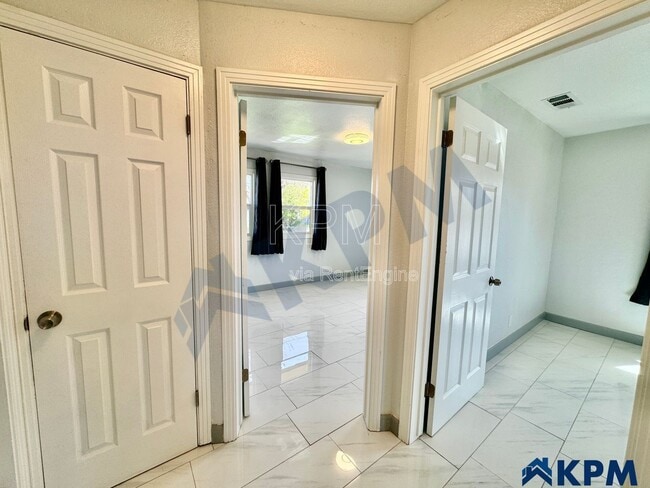 Building Photo - 2037 Lake Dr
