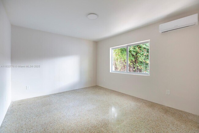 Building Photo - 7800 NE 10th Ct