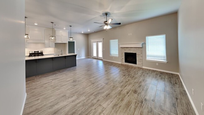 Building Photo - Luxury 4 Bedroom 2 Bathroom Home in Norman...