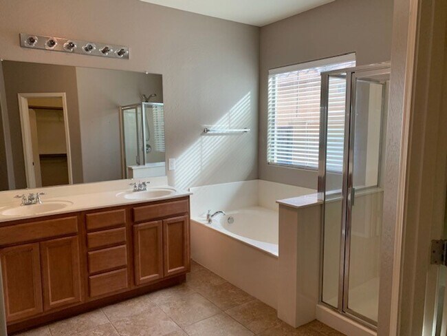 Building Photo - Beautiful 4 bedroom 2 bath home