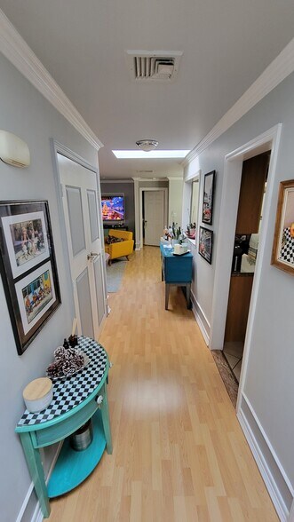 Foyer - 780 River Rd