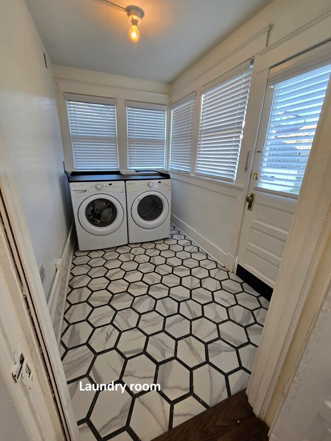 Building Photo - 1514 Sweetbriar Ave