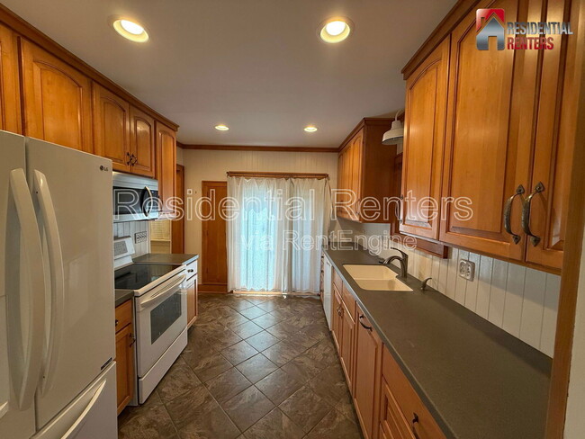 Building Photo - 2185 N 70th St