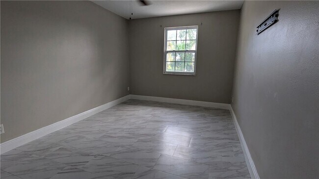 Building Photo - 795 Rolling Hill Dr