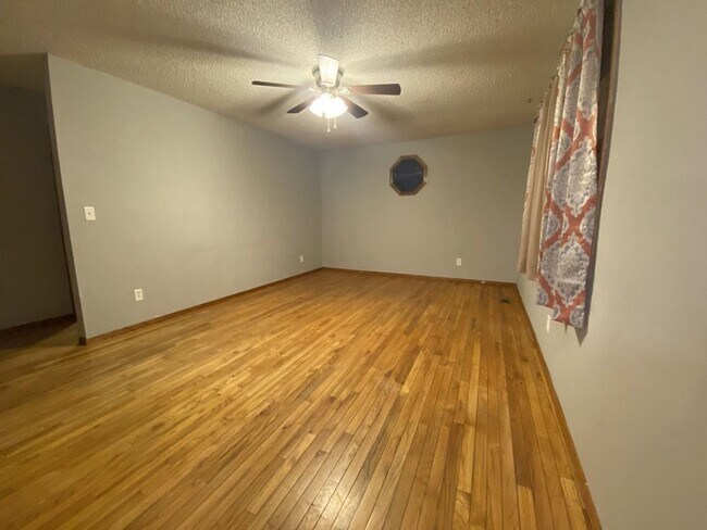 Building Photo - 3  Bed 1 Bath - Coming Soon!