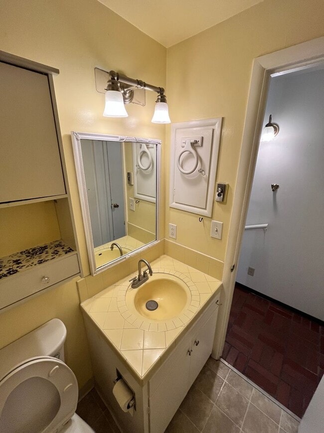 Building Photo - Perfectly Located Spacious Studio Apartment