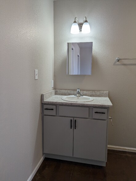 Building Photo - 651 S Union St