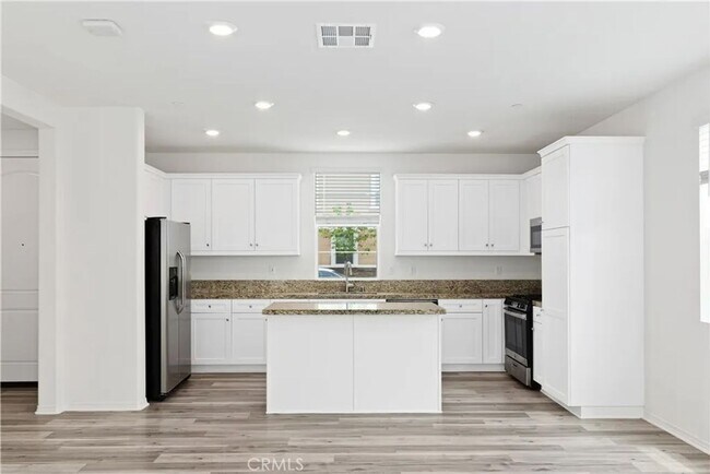 Building Photo - Great 3 bed 3 bath home