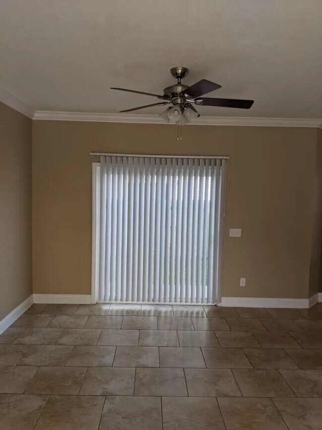Building Photo - 4 bedroom 2.5 bath