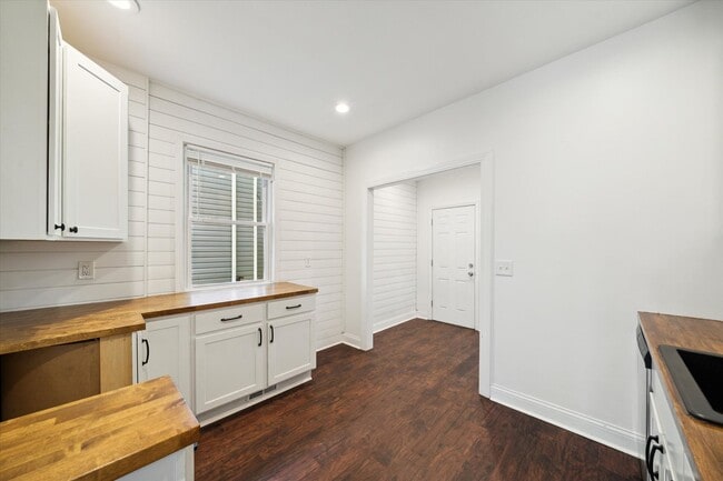 Building Photo - $1,675 - Spacious 3 Bedroom in North End