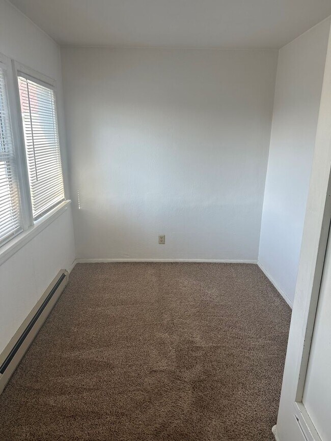 Building Photo - Adorable Valley 1+bedroom bungalow with Shop!