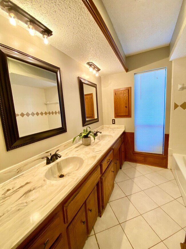 Building Photo - Beautiful Home in NW OKC -Available Now!