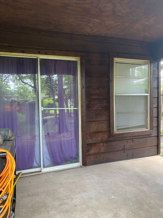 Building Photo - CUTE TWO BEDROOM ONE BATH DUPLEX ON SHUTTLE ROUTE