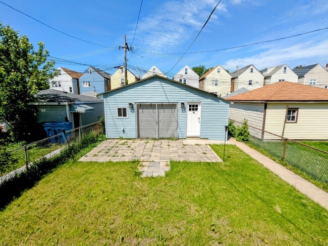 Building Photo - 834 N Kolin Ave
