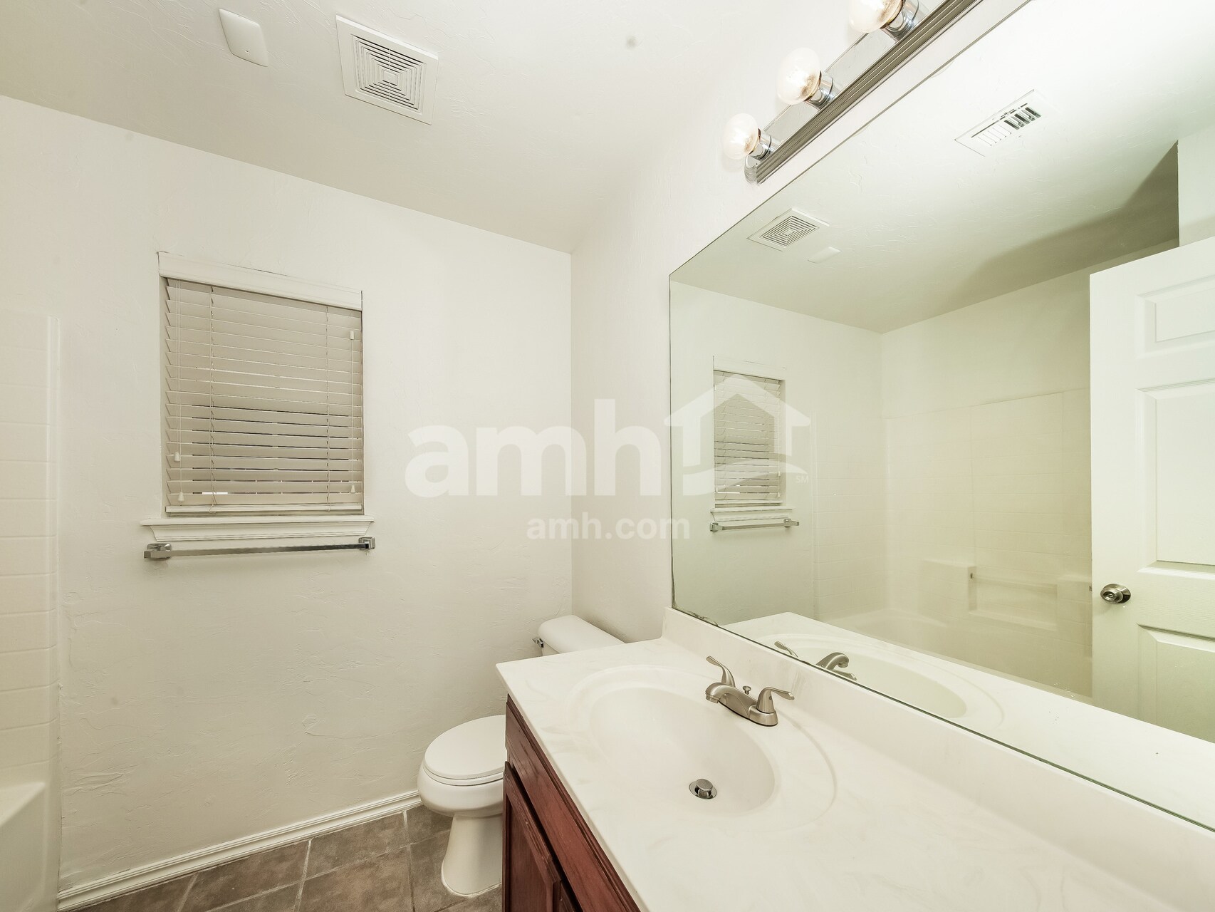 Building Photo - 4129 Queens Dr