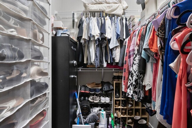 Building Photo - Gorgeous 5 Bed 3 Bath Home in North Loveland!