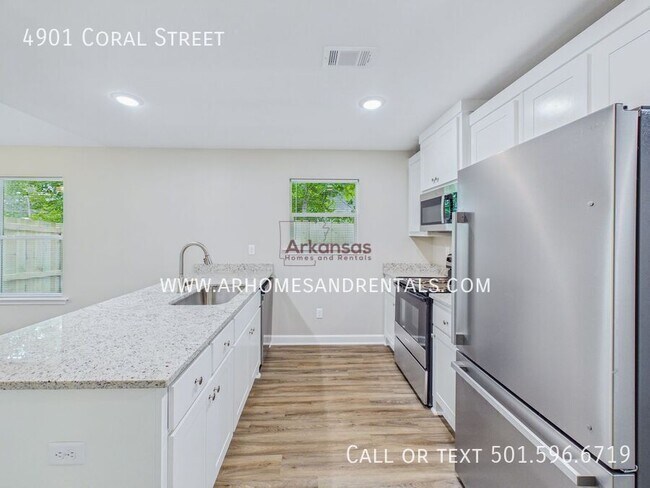 Building Photo - 4901 Coral St