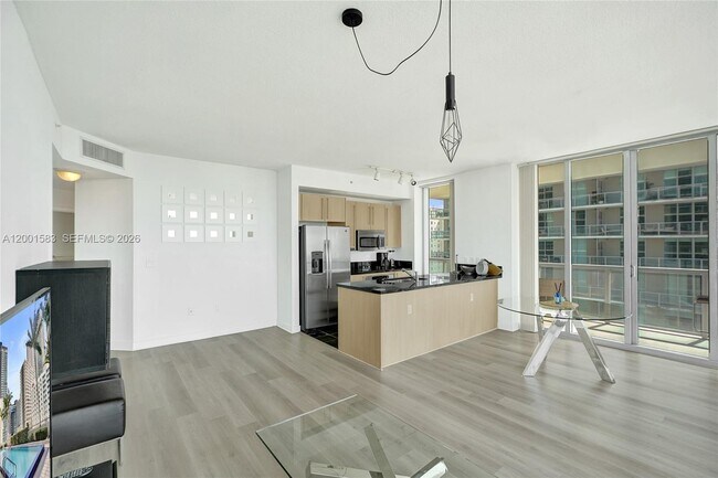 Building Photo - 1111 SW 1st Ave