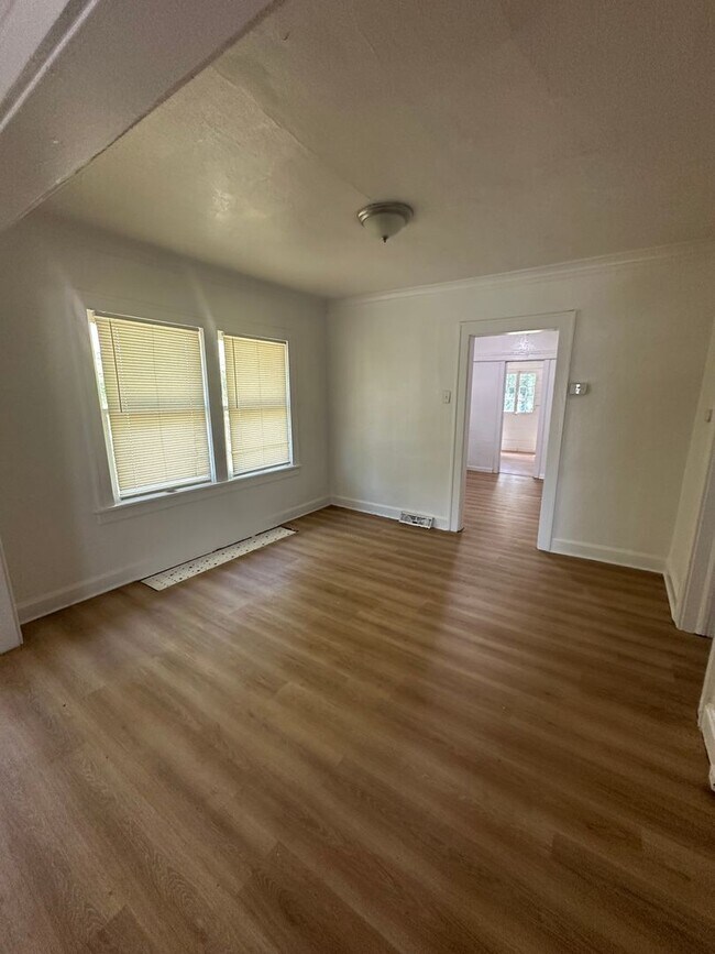 Building Photo - This is a 3bedroom 1 Full bathroom house which has a spacious living room, dining room and full k...