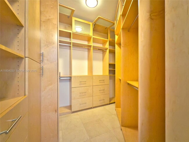 Building Photo - 848 Brickell Key Dr