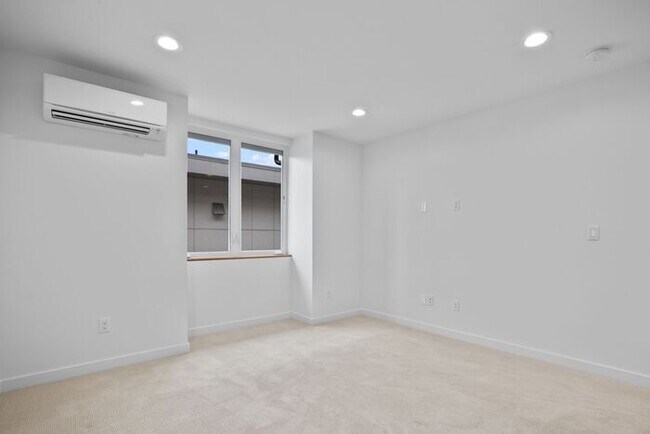 Building Photo - Sweet Ultra-Modern Air-Conditioned West Seattle Townhome w/ Parking