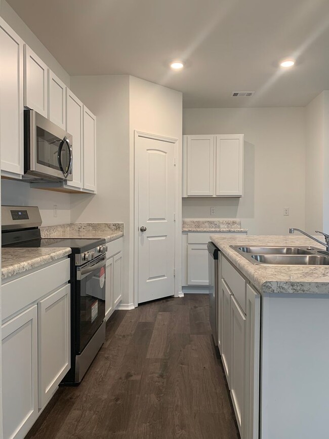 Building Photo - NEW 3 Bedroom home in Valley View School D...