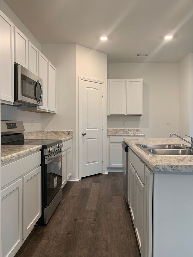 Building Photo - NEW 3 Bedroom home in Valley View School District!