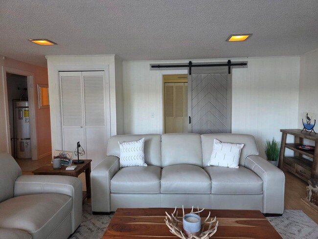Building Photo - Waterfront Home in Illahee!