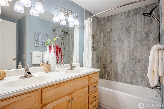 Building Photo - 3 bed/2 bath Condo in Bellevue!