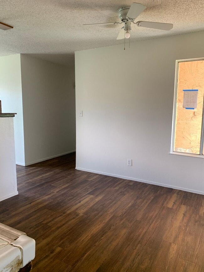 Building Photo - 3 bed 2 bath