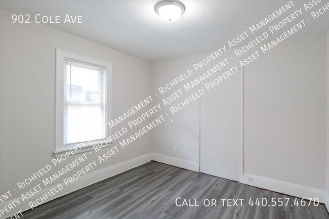 Building Photo - 902 Cole Ave