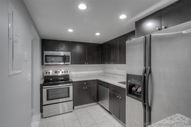 Building Photo - 303 Racquet Club Rd