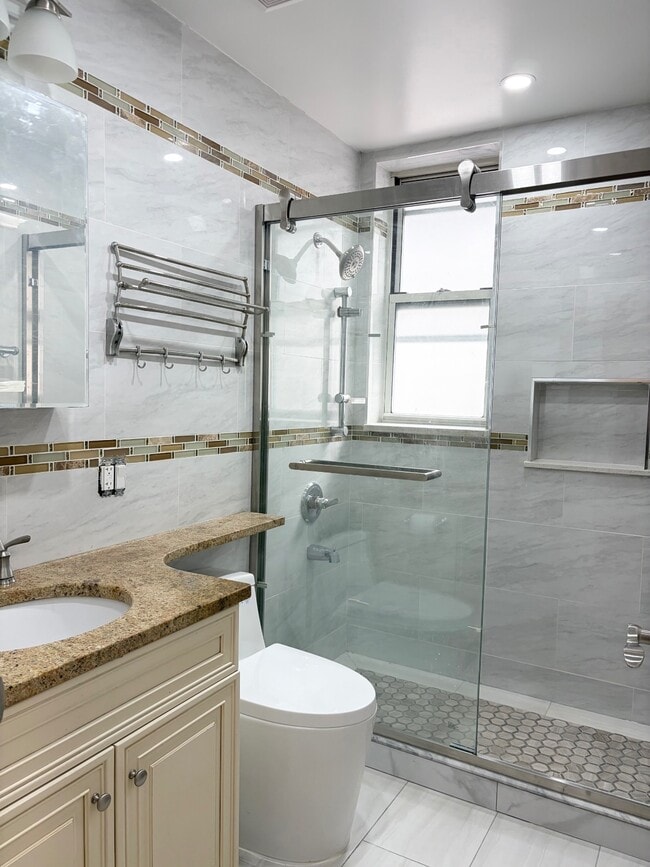 Building Photo - 2237 W 1st St