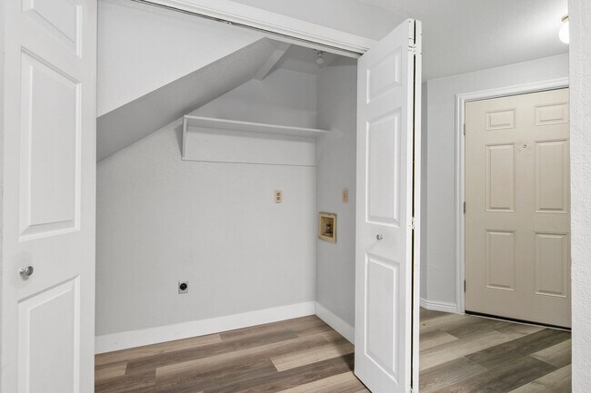 Building Photo - 2bed, 1.5 bath Duplex with Garage & Fenced Yard!