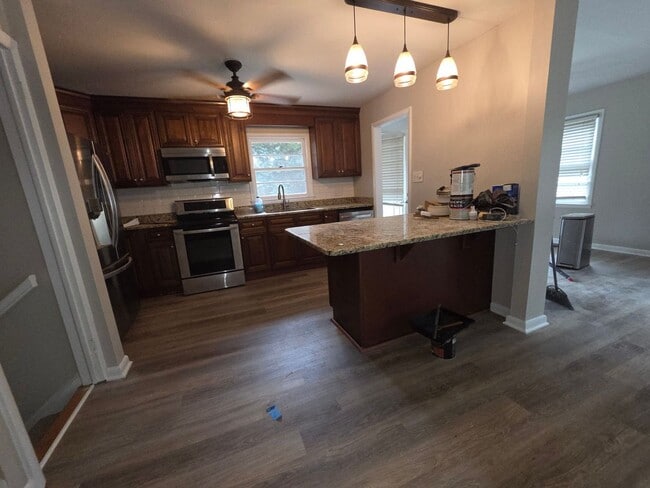 Building Photo - Renovated Kitchen, 3 BR / 3 BH home in Ter...
