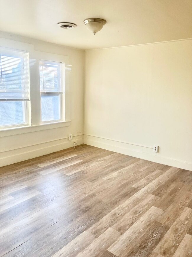 Building Photo - CAROLINE 209-211