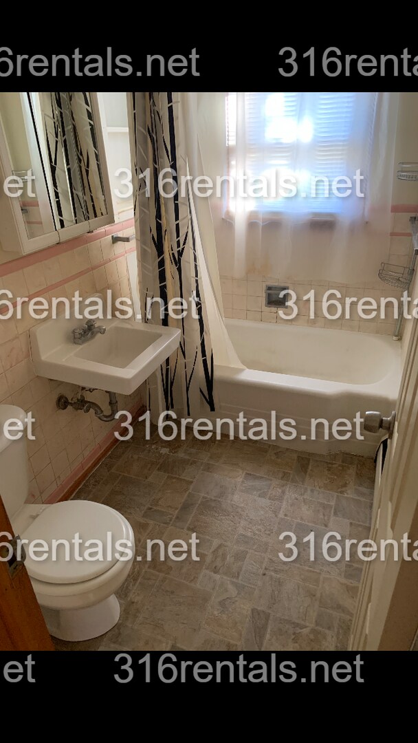 Building Photo - $495 - 1 bed 1 bath - Multi Family Home