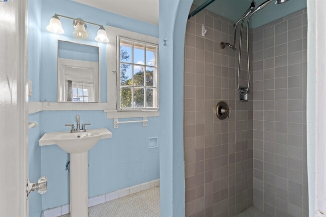 Building Photo - 2081 Oakwood Dr