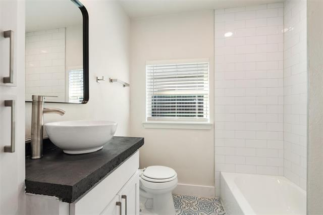 Building Photo - 4024 Carolyn Rd