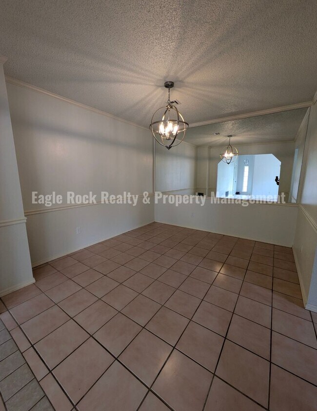 Building Photo - 1304 N Umbrella Ave