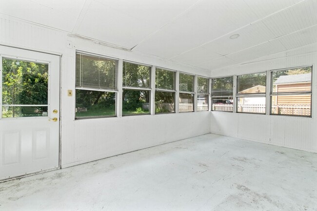 Building Photo - Charming 3- Bedroom Home in Newark